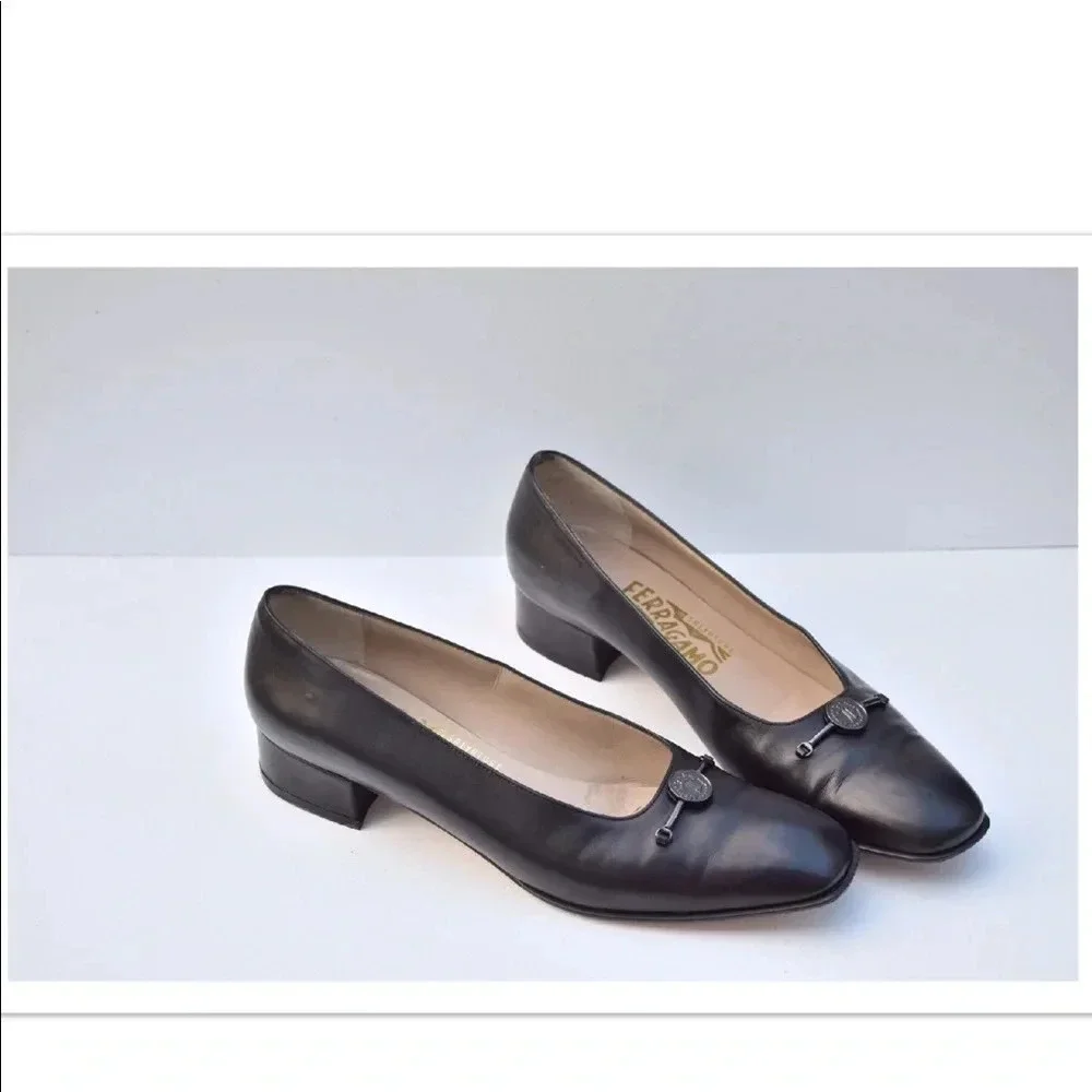 Beautiful Salvatore Ferragamo Logo Pumps